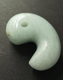 優しい緑色【糸魚川翡翠】　店内加工　大型勾玉　本翡翠　　勾玉　10