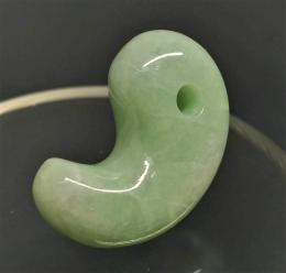 淡緑【糸魚川翡翠】　店内加工　本翡翠　　勾玉　